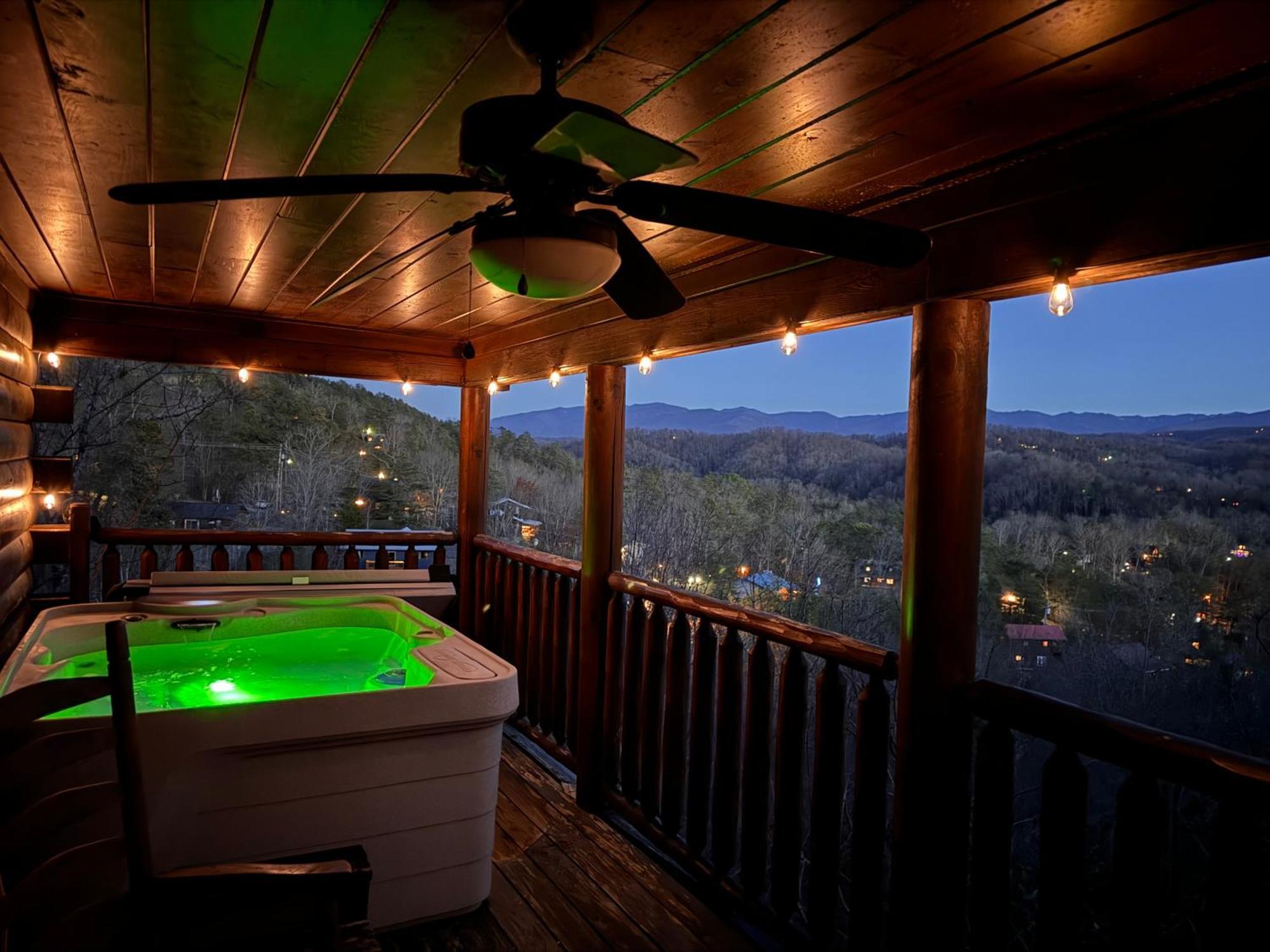 Smoky Paws - Exceptional Cabin, Stunning Mountain Views, Hot Tub, Tranquil, Gigabit Internet, Free L2 Ev 비둘기 포지 외부 사진